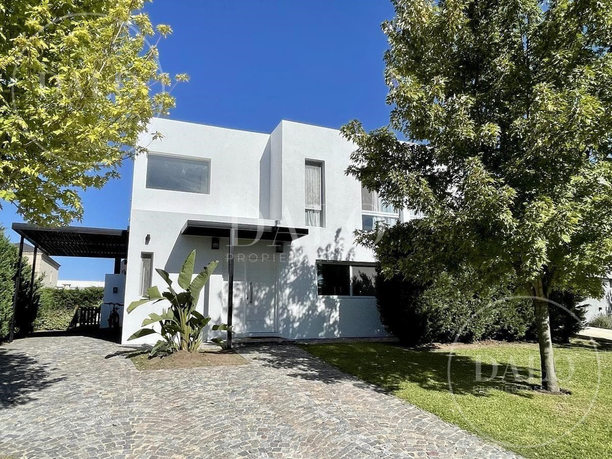 6-Room House for Sale in Las Tipas, Nordelta