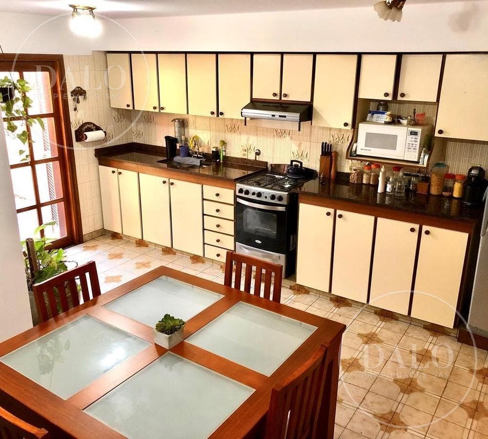 House for Sale in Bernal: 4 Rooms, Garage, Patio