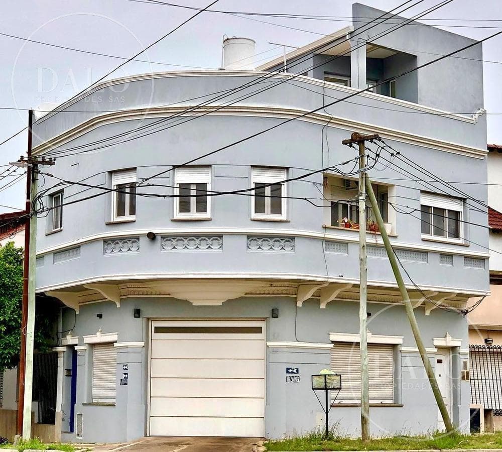 House for Sale in Bernal: 3 Rooms, Garage, Terrace, Barbecue Area