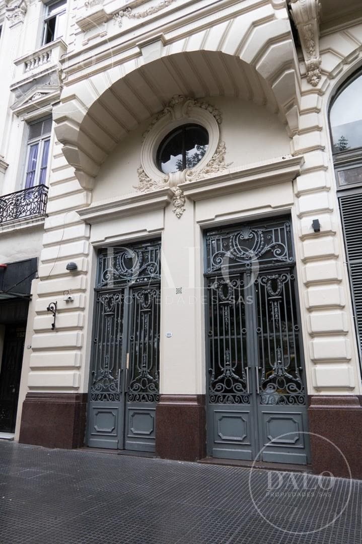 Beautiful, historic 5-room apartment, completely renovated. Don't miss it!