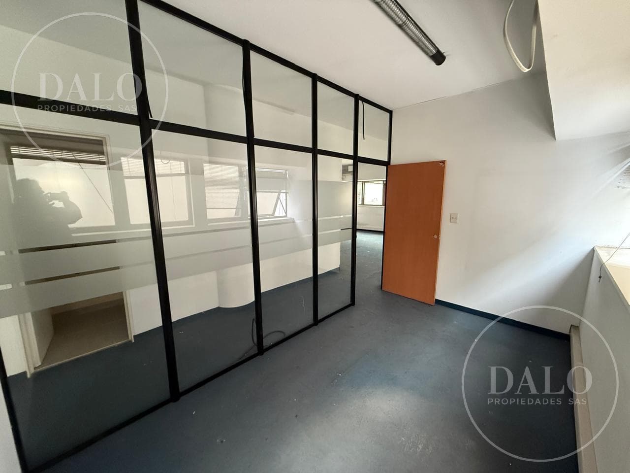 Entire-floor office space for rent in Monserrat