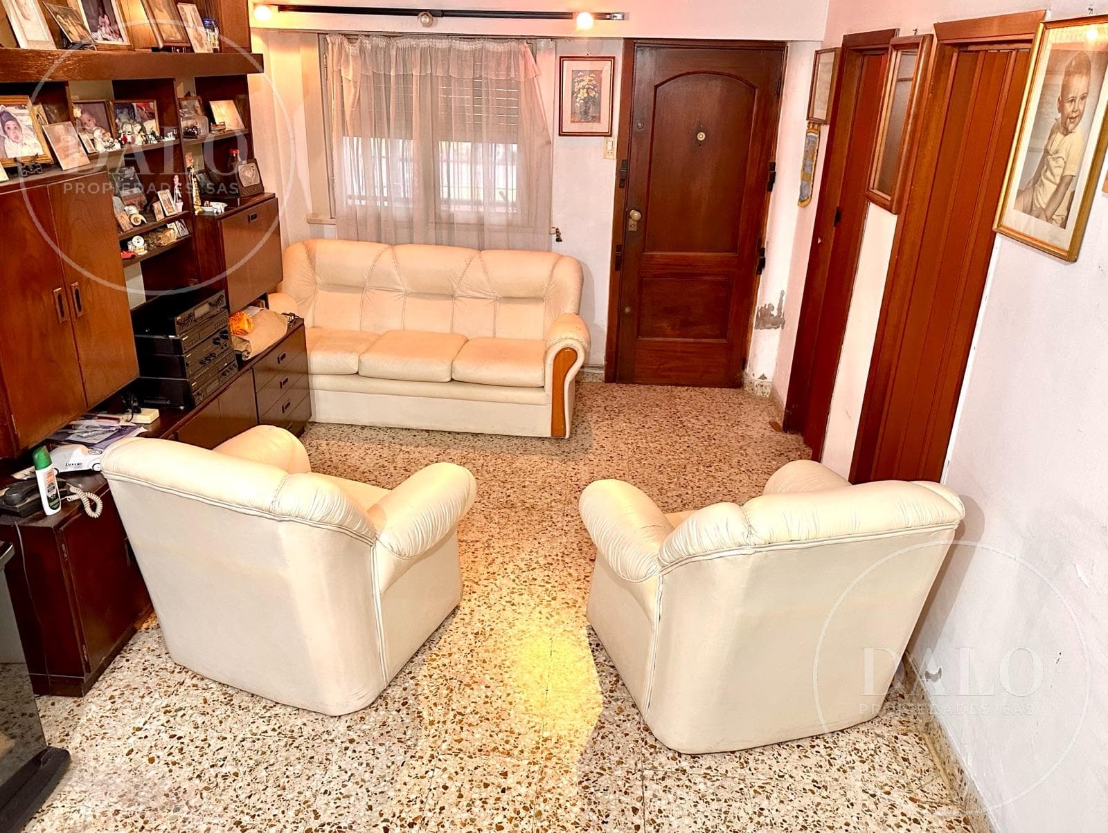 Three-room house with a patio and spacious garage in Bernal Oeste