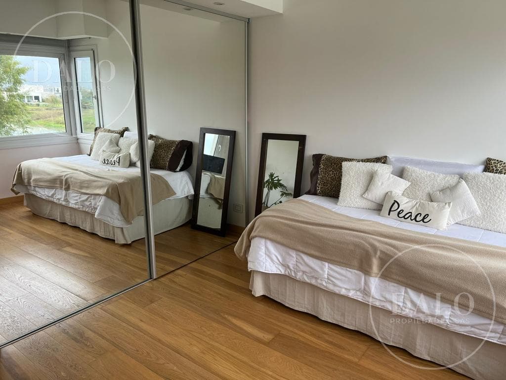 8-Room House for Sale in El Canton