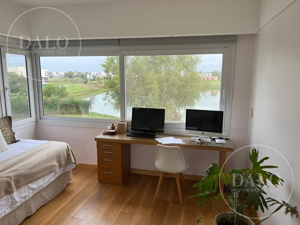 8-Room House for Sale in El Canton