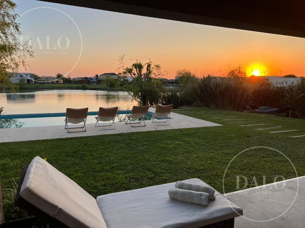 8-Room House for Sale in El Canton
