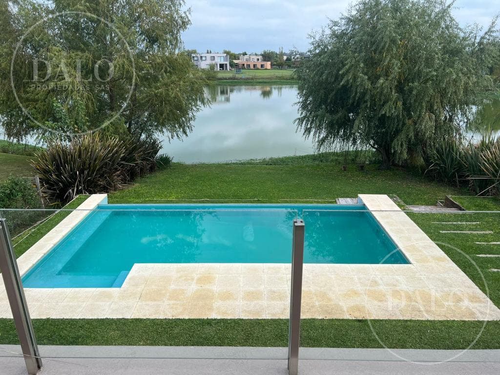 8-Room House for Sale in El Canton