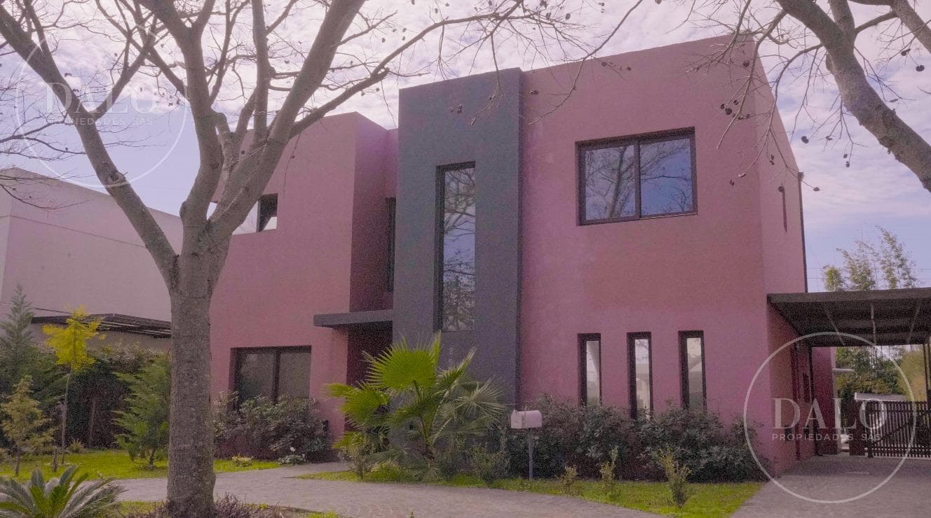7-Room House for Sale in Los Lagos Nordelta