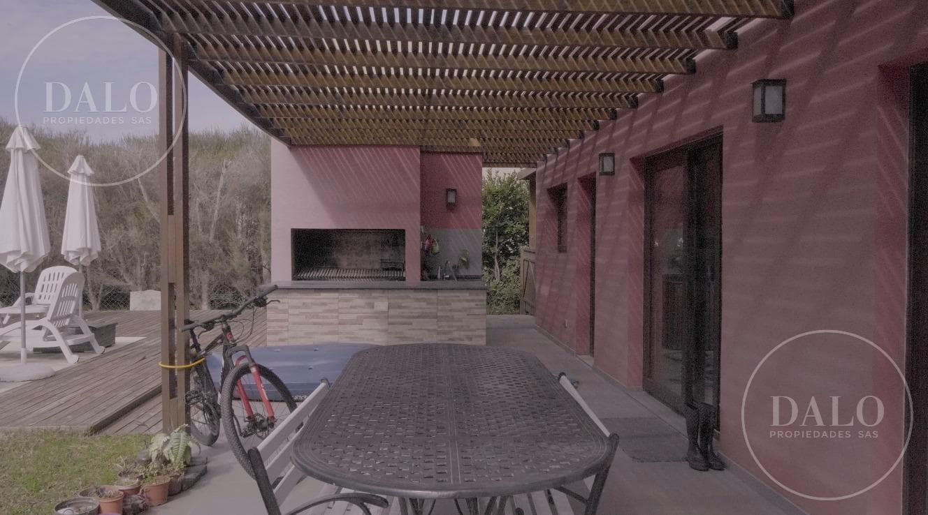 7-Room House for Sale in Los Lagos Nordelta