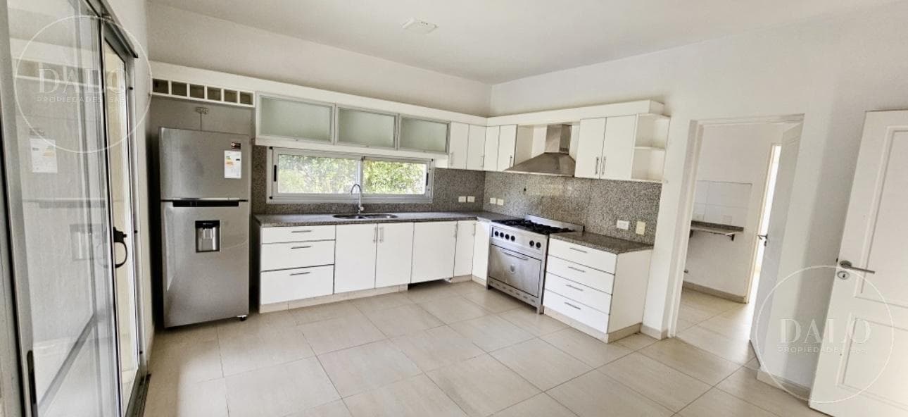 5-Room House for Sale in the Santa Catalina Nautical Neighborhood