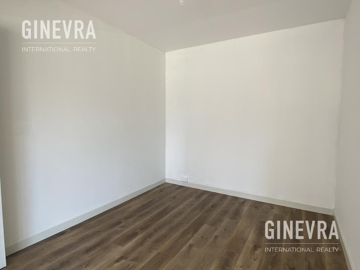 Open-concept studio apartment in Puerto Madero with a balcony and a parking space.