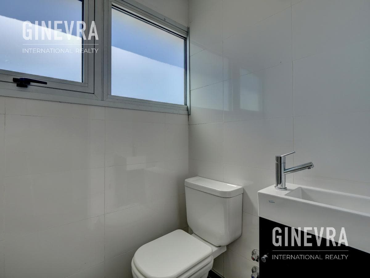 Office for Rent in Puerto Madero - 220 m2 - Malecón Dique 4 - 2 parking spaces