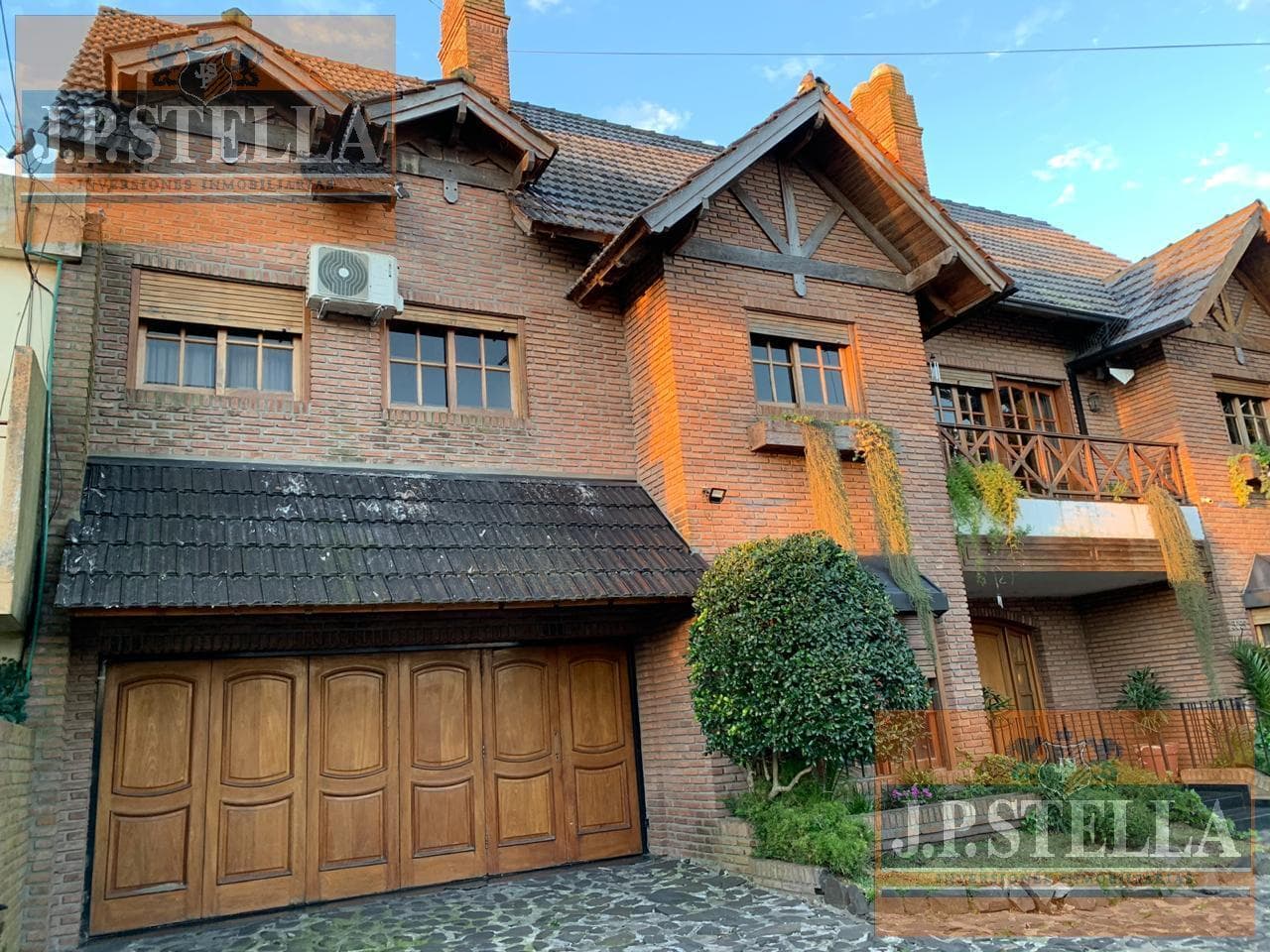 Excelente Chalet 600 m² Cub. 5 Dormitorios - Garage 4 Autos y Pileta - Castelar
