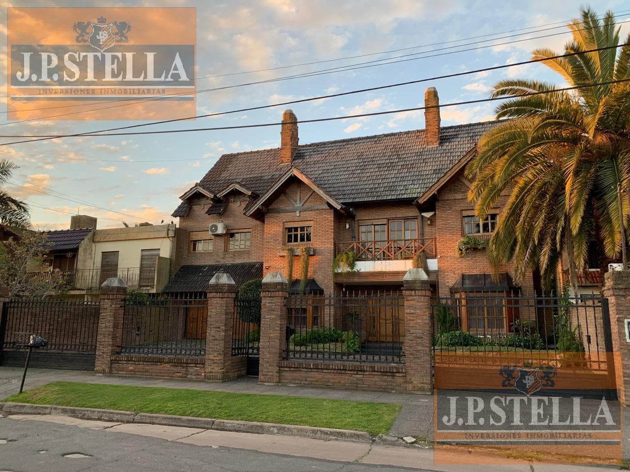 Excelente Chalet 600 m² Cub. 5 Dormitorios - Garage 4 Autos y Pileta - Castelar
