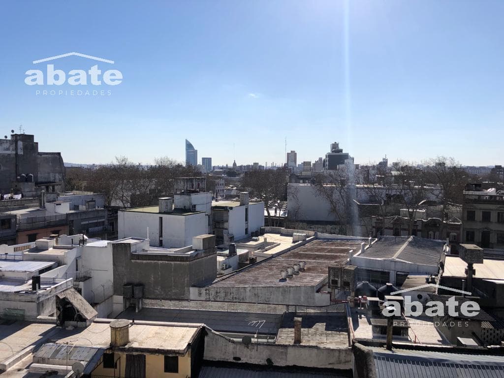 Spacious studio apartment at the corner of Mercedes and Fdez. Crespo, with plenty of sunlight!