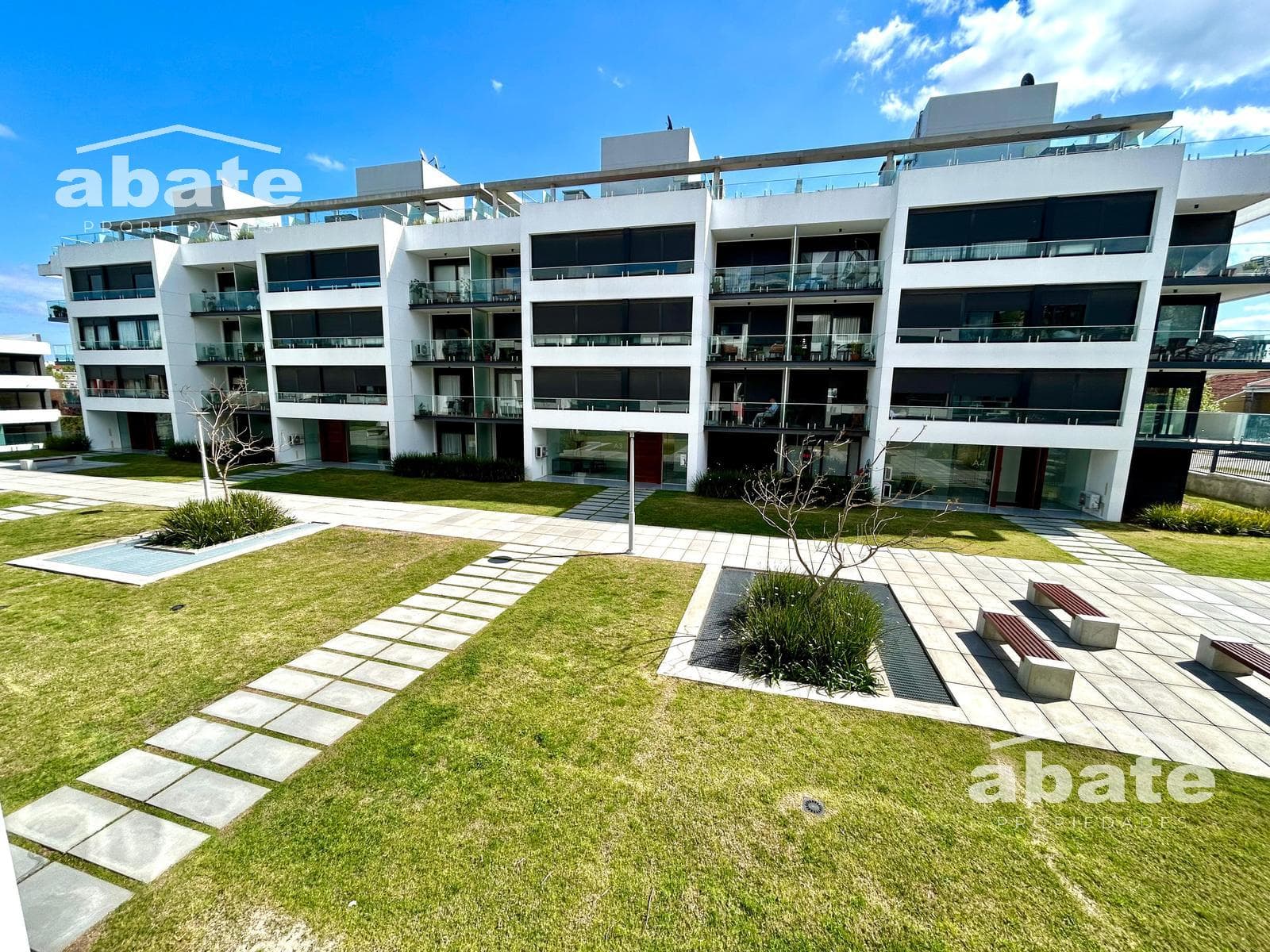 3-bedroom apartment for sale with garage and parking space in Parque Batlle
