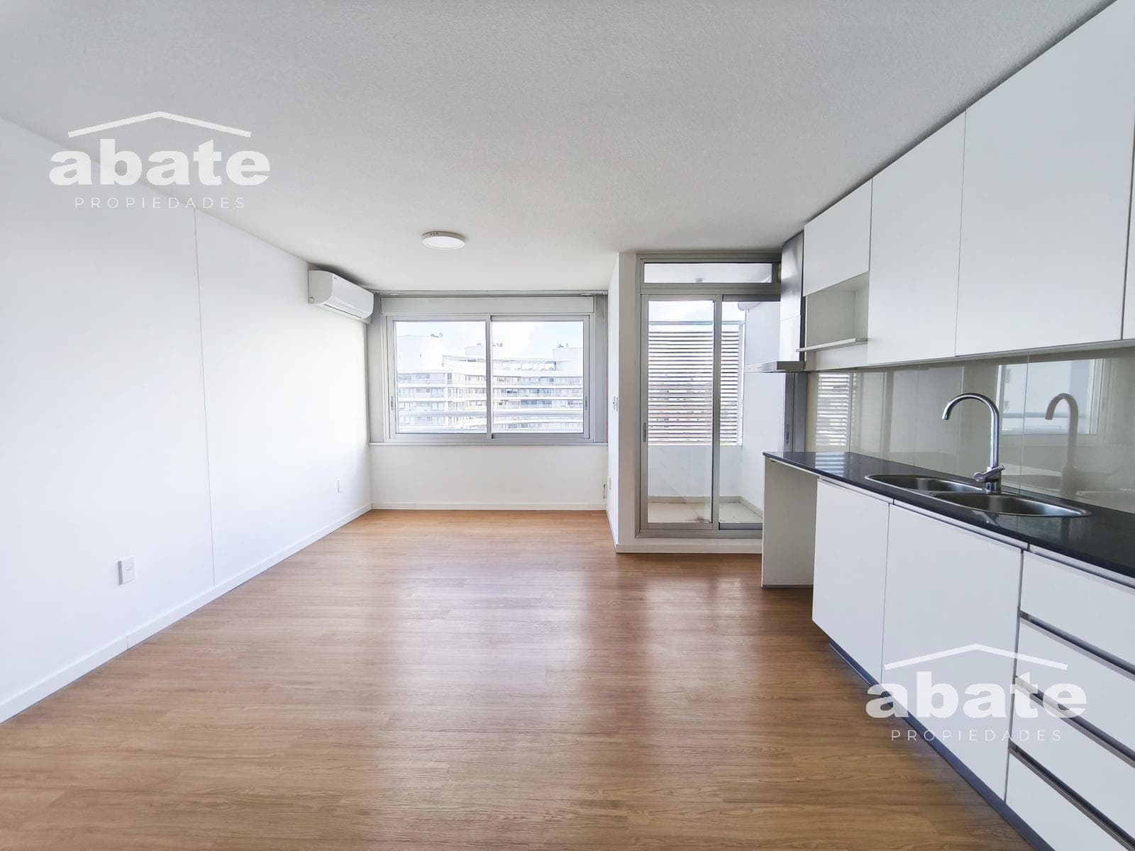 2-Bedroom Apartment in Malvín, Upper Floor, Garage