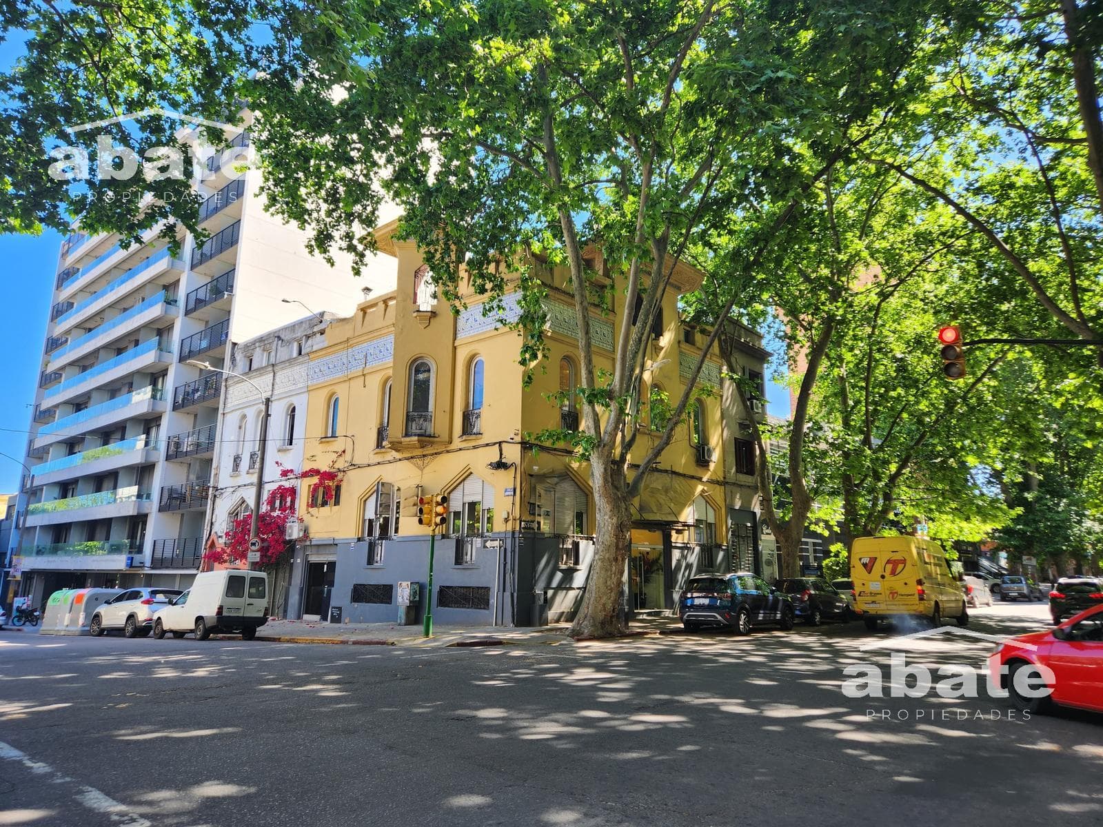 Corporate Property for Sale - 423 m² on Av. Rivera, near Bv. Artigas