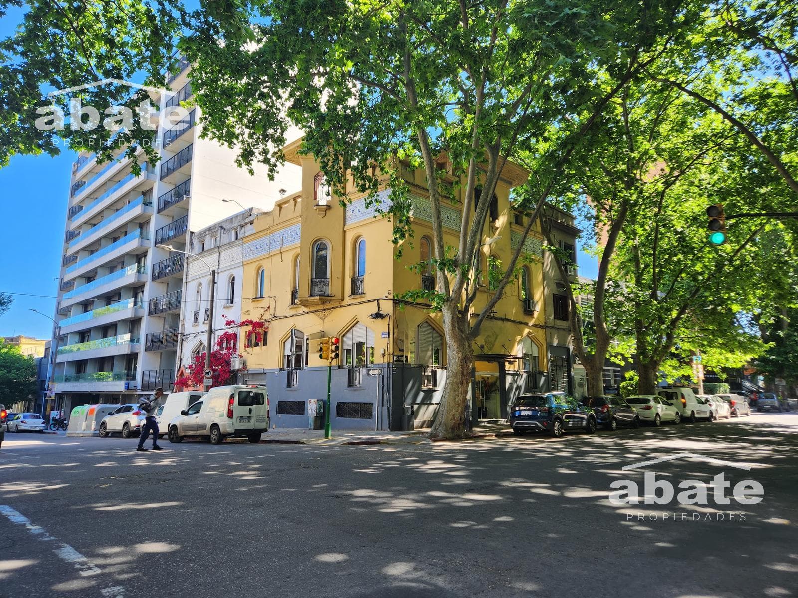 Corporate Property for Sale - 423 m² on Av. Rivera, near Bv. Artigas