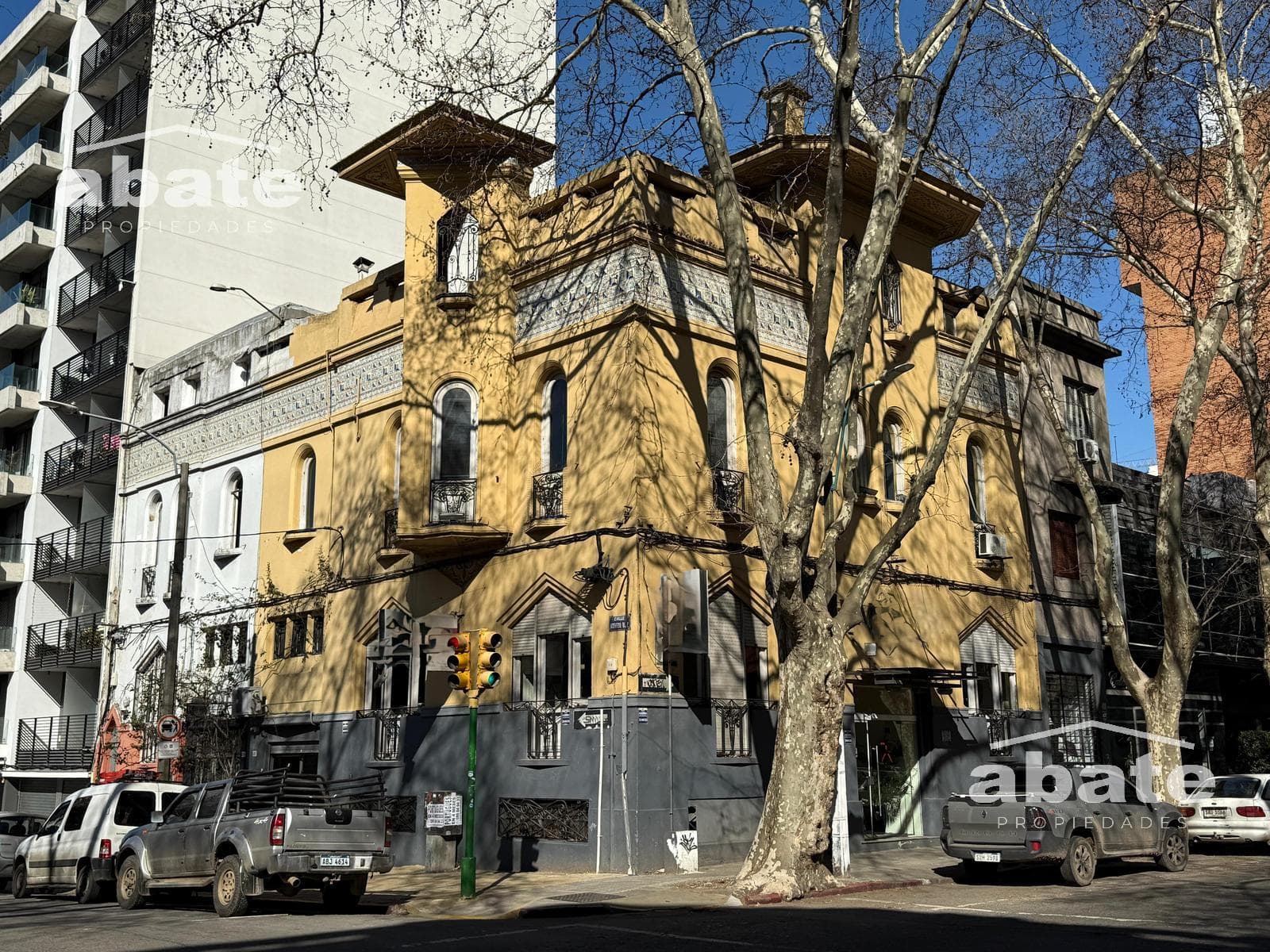 Corporate Property for Sale - 423 m² on Av. Rivera, near Bv. Artigas