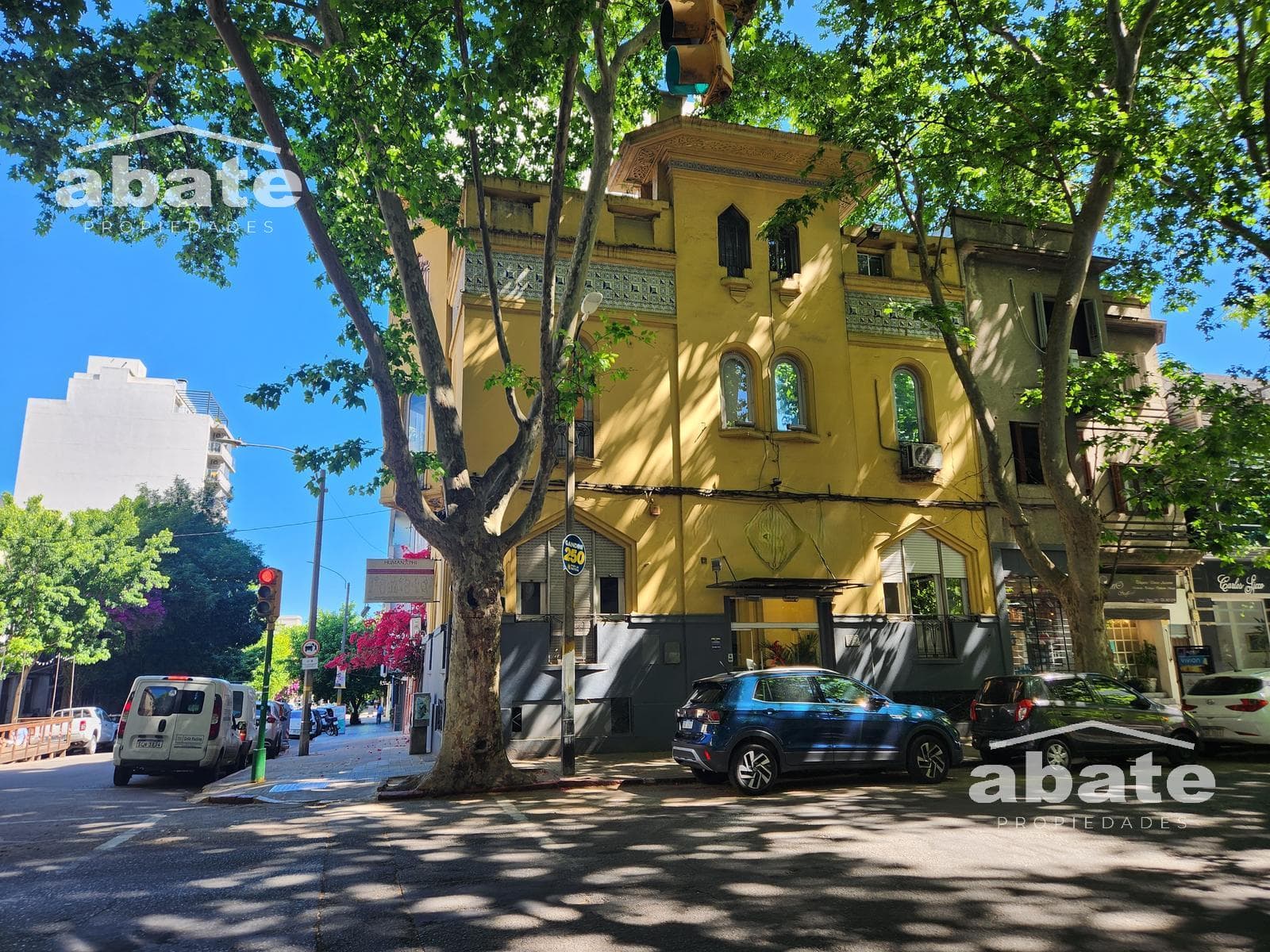 Corporate Property for Sale - 423 m² on Av. Rivera, near Bv. Artigas
