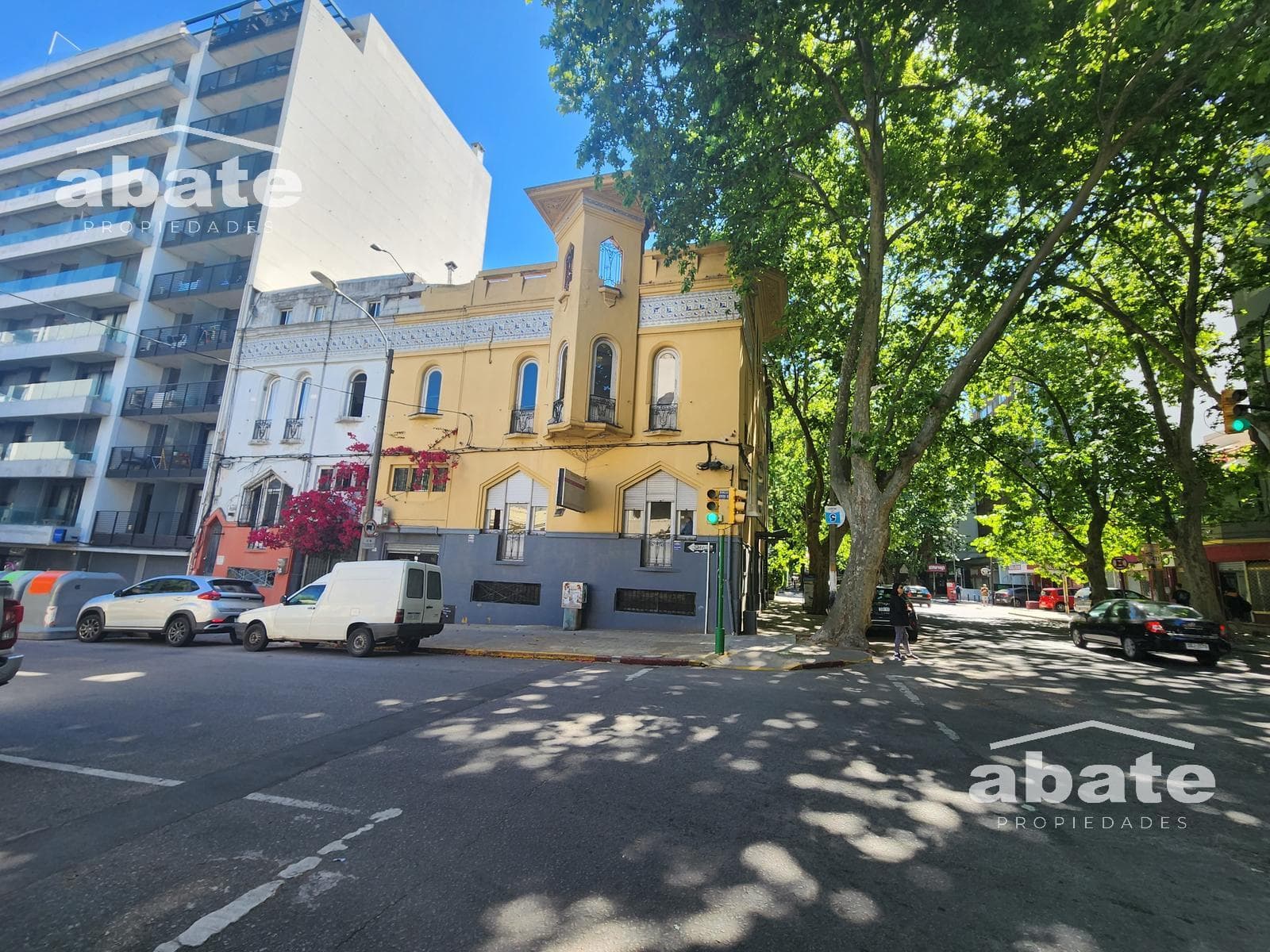 Corporate Property for Sale - 423 m² on Av. Rivera, near Bv. Artigas