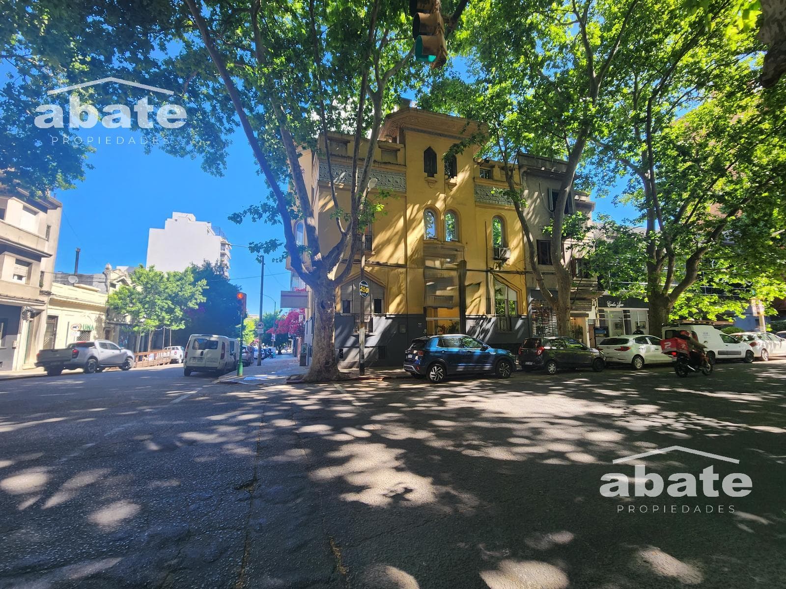 Corporate Property for Sale - 423 m² on Av. Rivera, near Bv. Artigas
