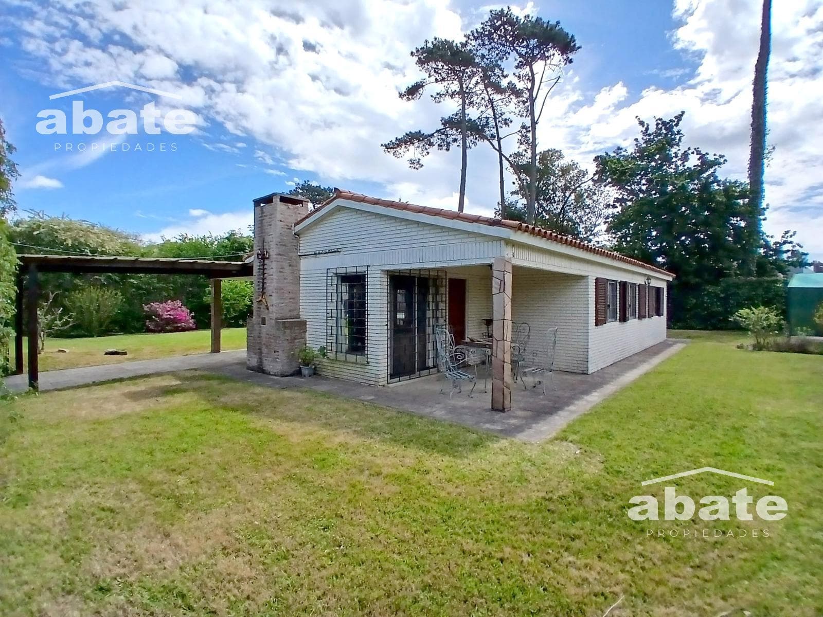 House for sale in Atlántida with 4 bedrooms and a pool