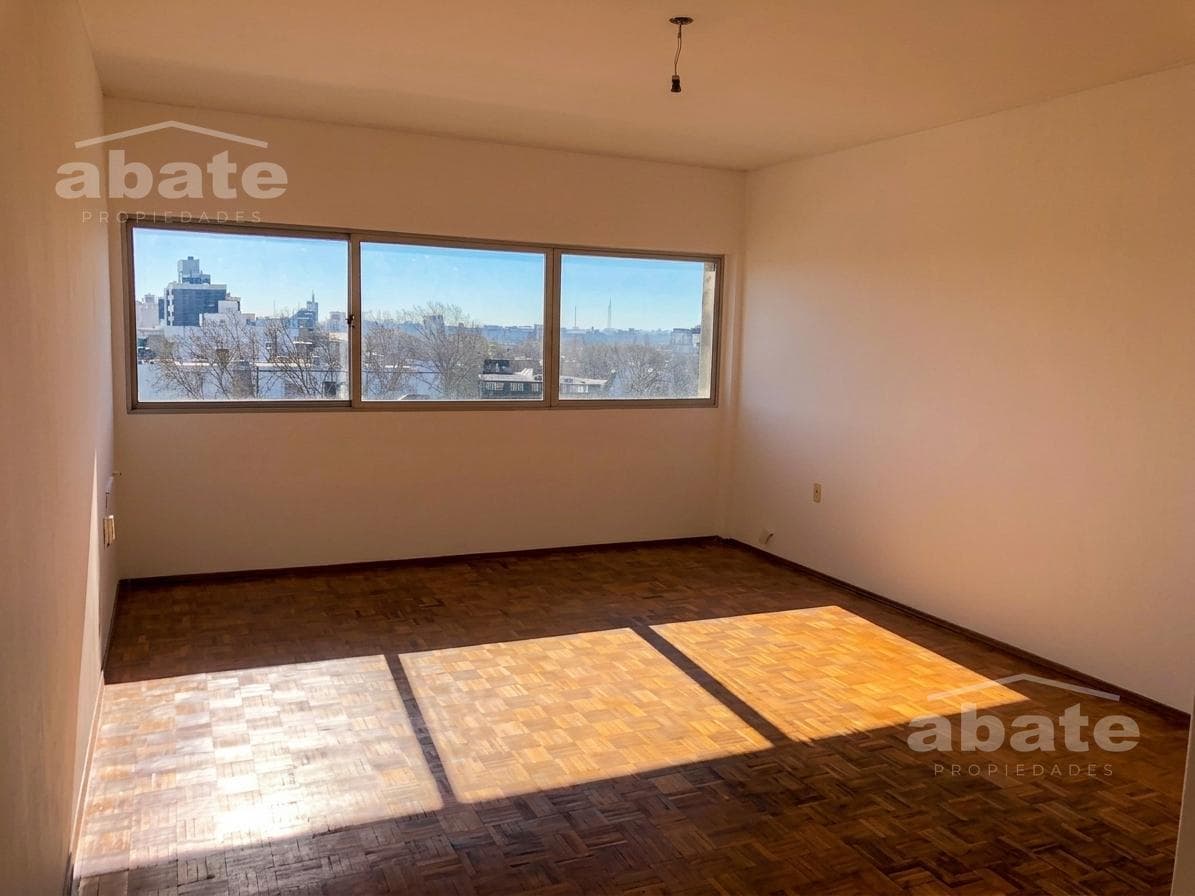 Spacious studio apartment at the corner of Mercedes and Fdez. Crespo, with plenty of sunlight!