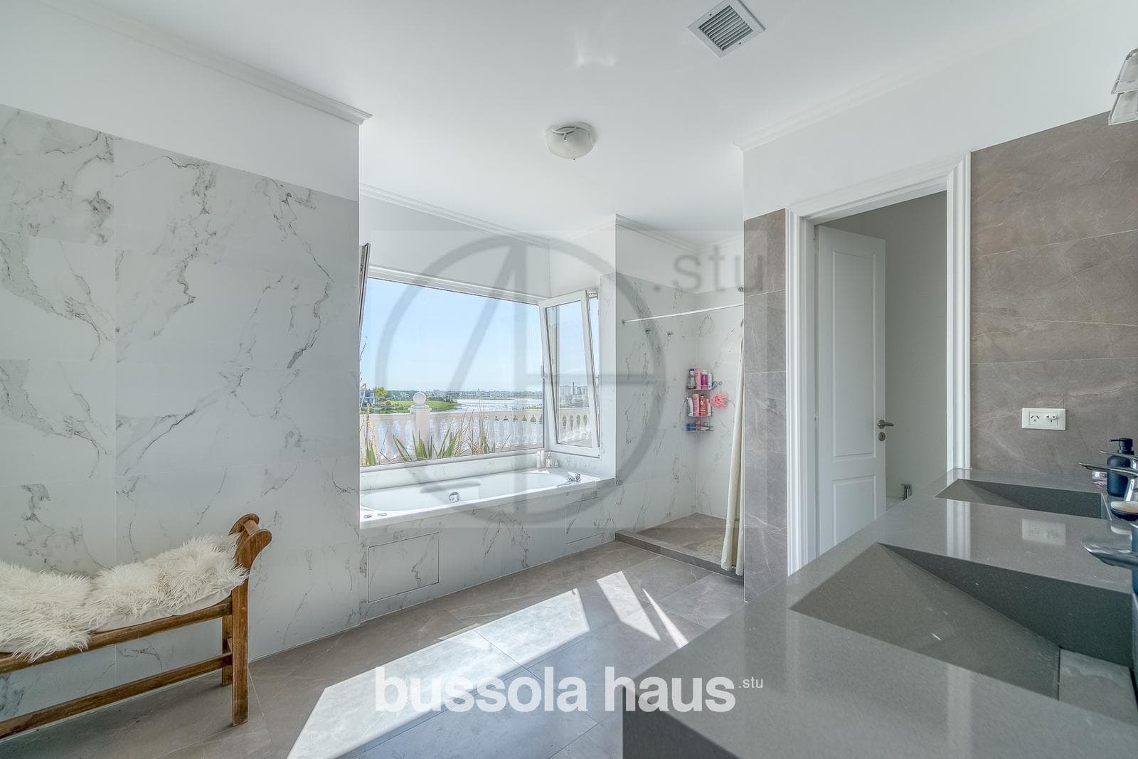 7-room house for sale in the Marinas Puertos Escobar neighborhood