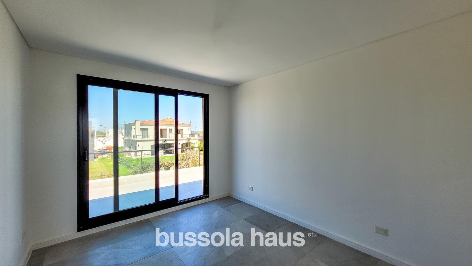 6-room house for sale with a pool in the Vistas Puertos neighborhood of Escobar