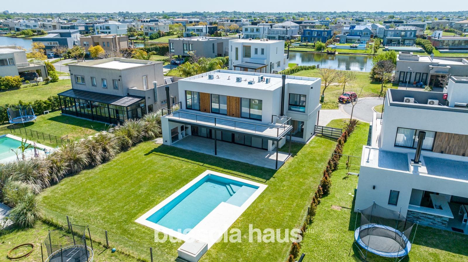 6-room house for sale with a pool in the Vistas Puertos neighborhood of Escobar