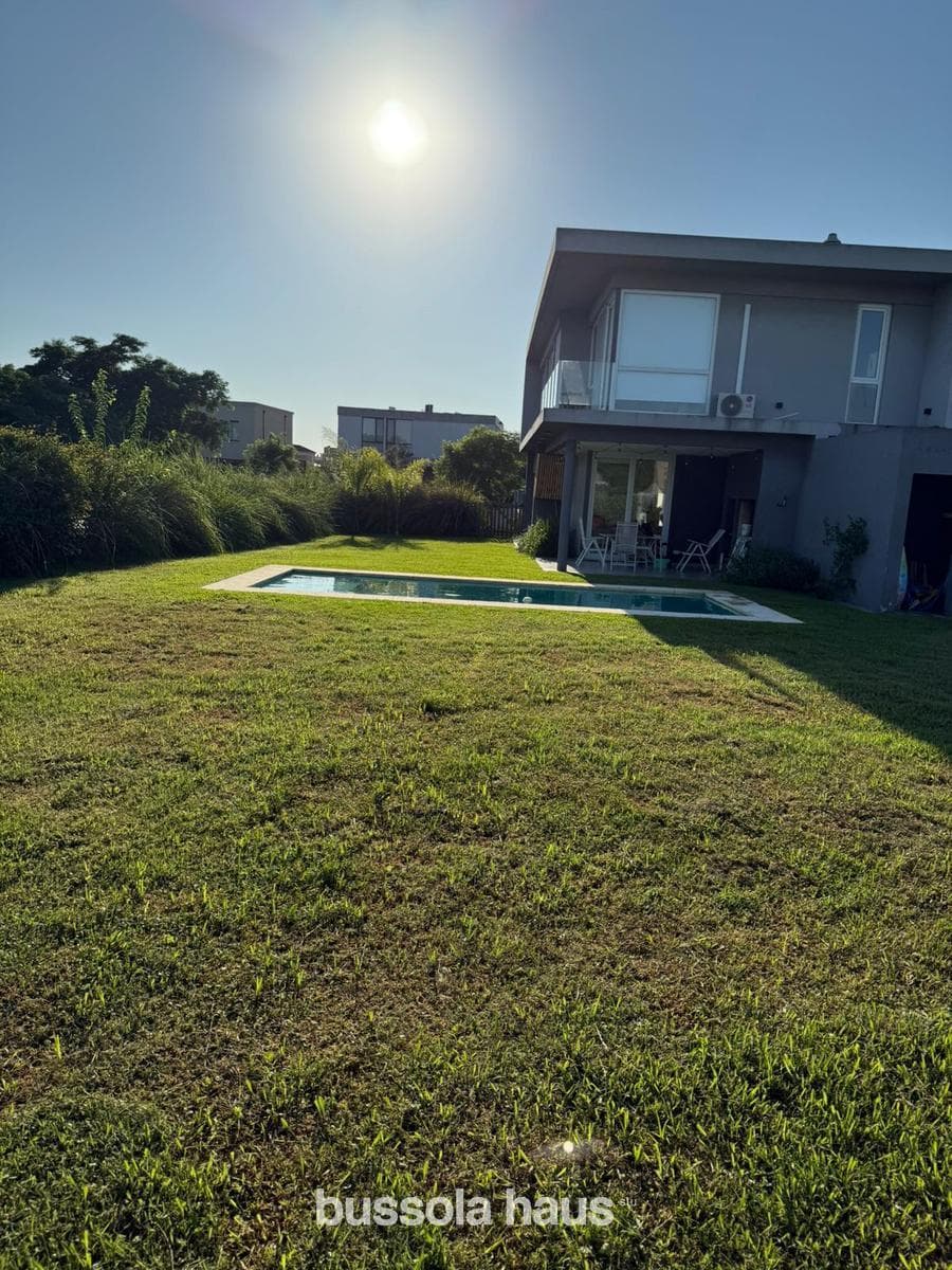 5-room house for sale with a pool in the Vistas Puertos neighborhood of Escobar