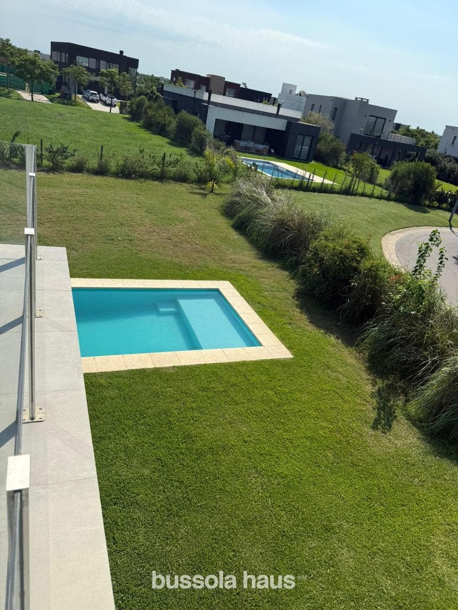 5-room house for sale with a pool in the Vistas Puertos neighborhood of Escobar