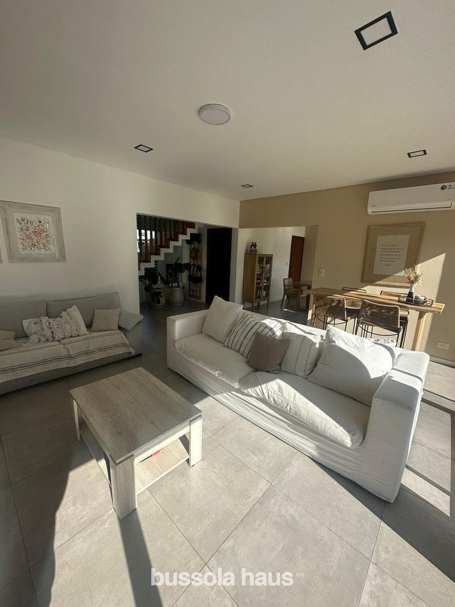5-room house for sale with a pool in the Vistas Puertos neighborhood of Escobar