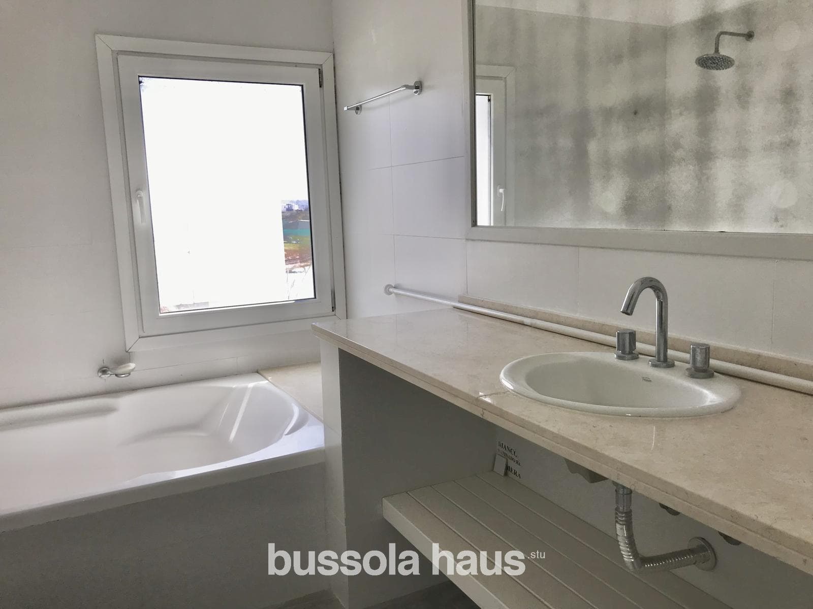 5-room house for sale overlooking the lagoon in Canton Golf