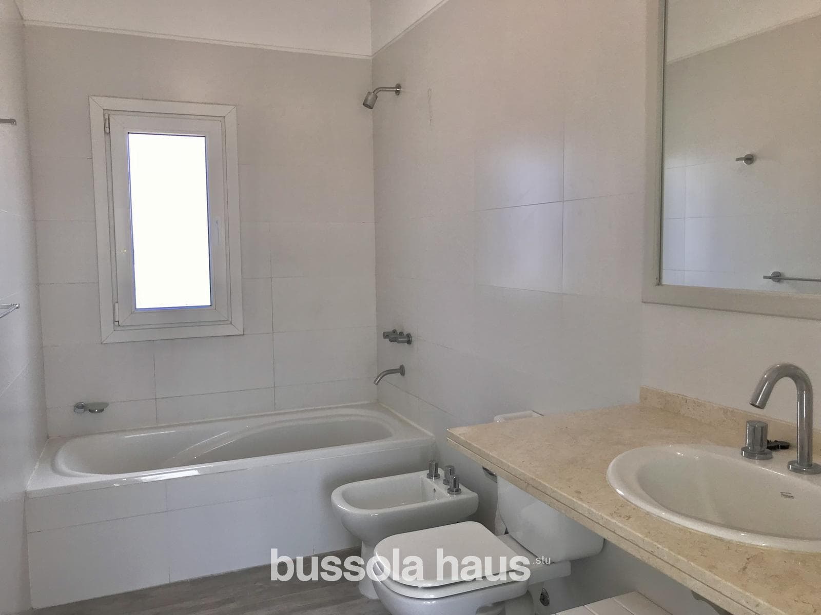 5-room house for sale overlooking the lagoon in Canton Golf