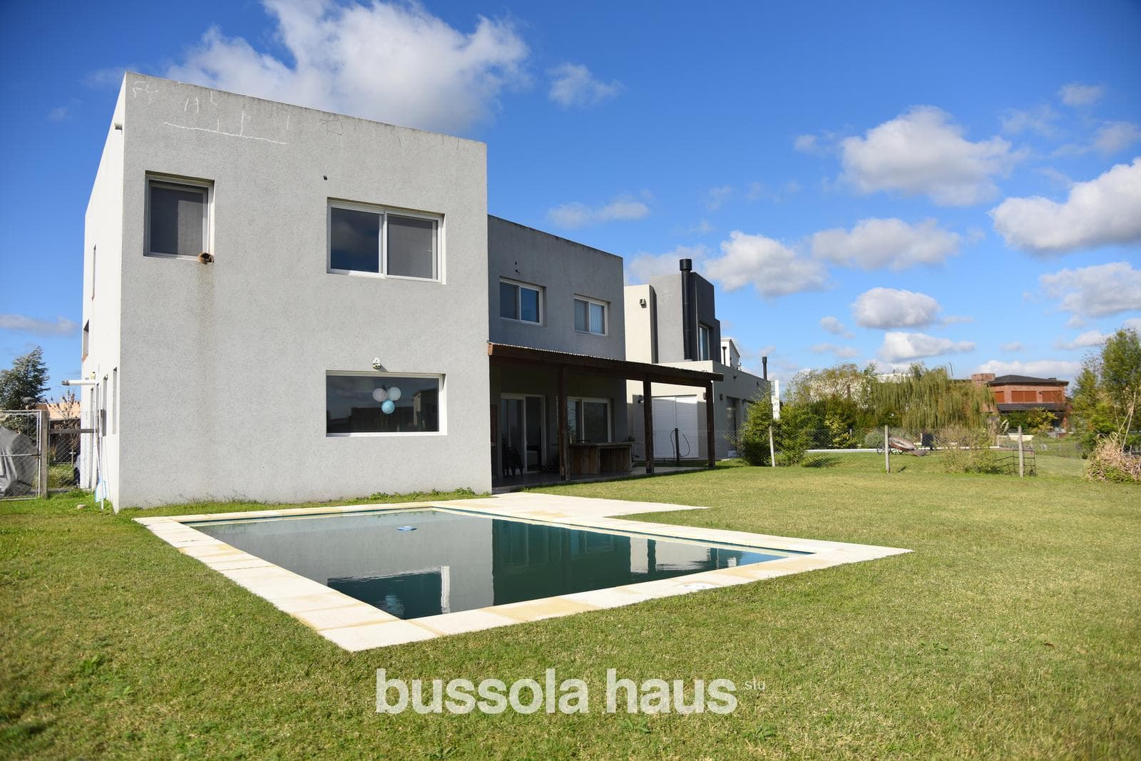 5-room house for sale overlooking the lagoon in Canton Golf