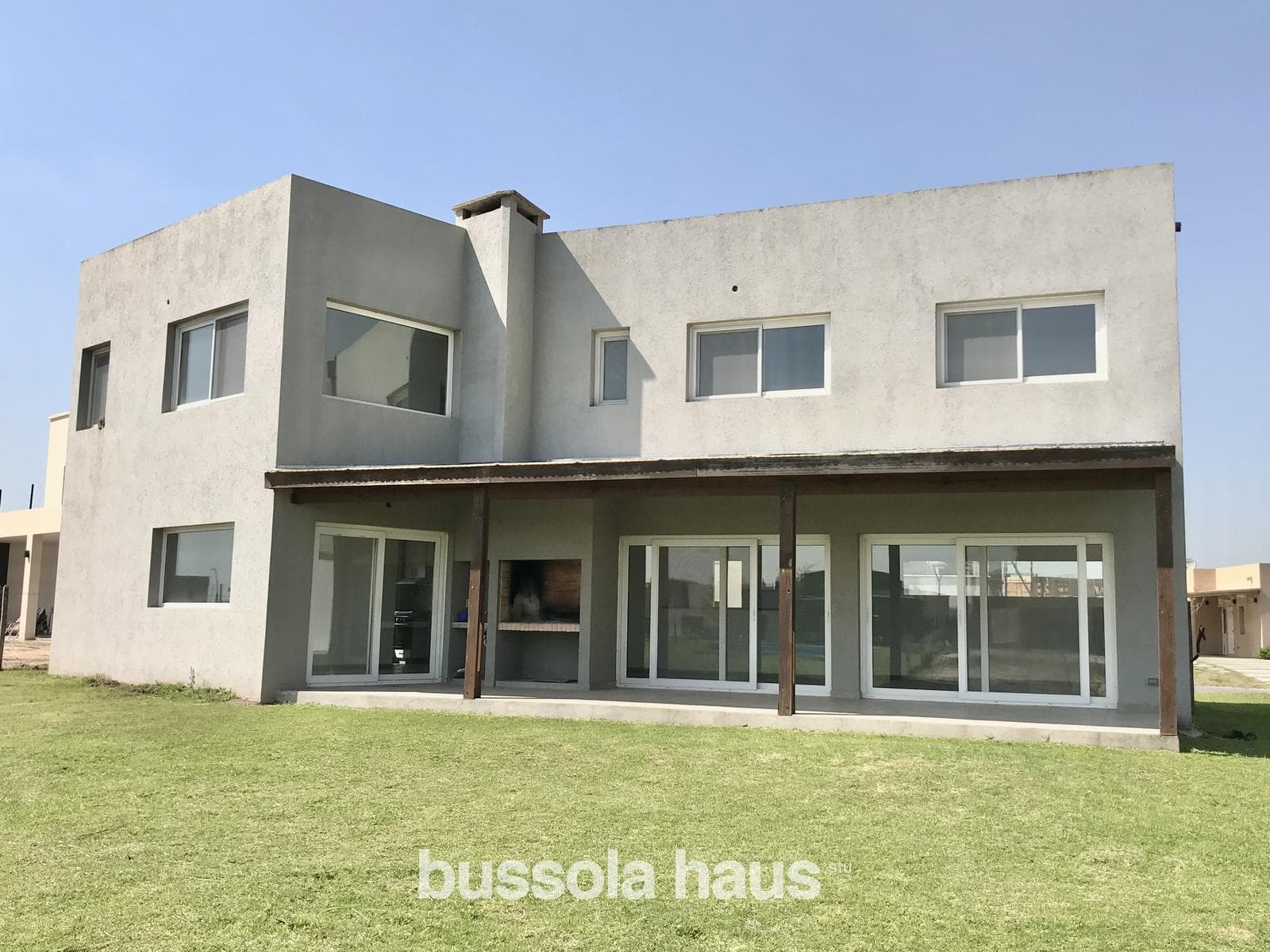 5-room house for sale overlooking the lagoon in Canton Golf