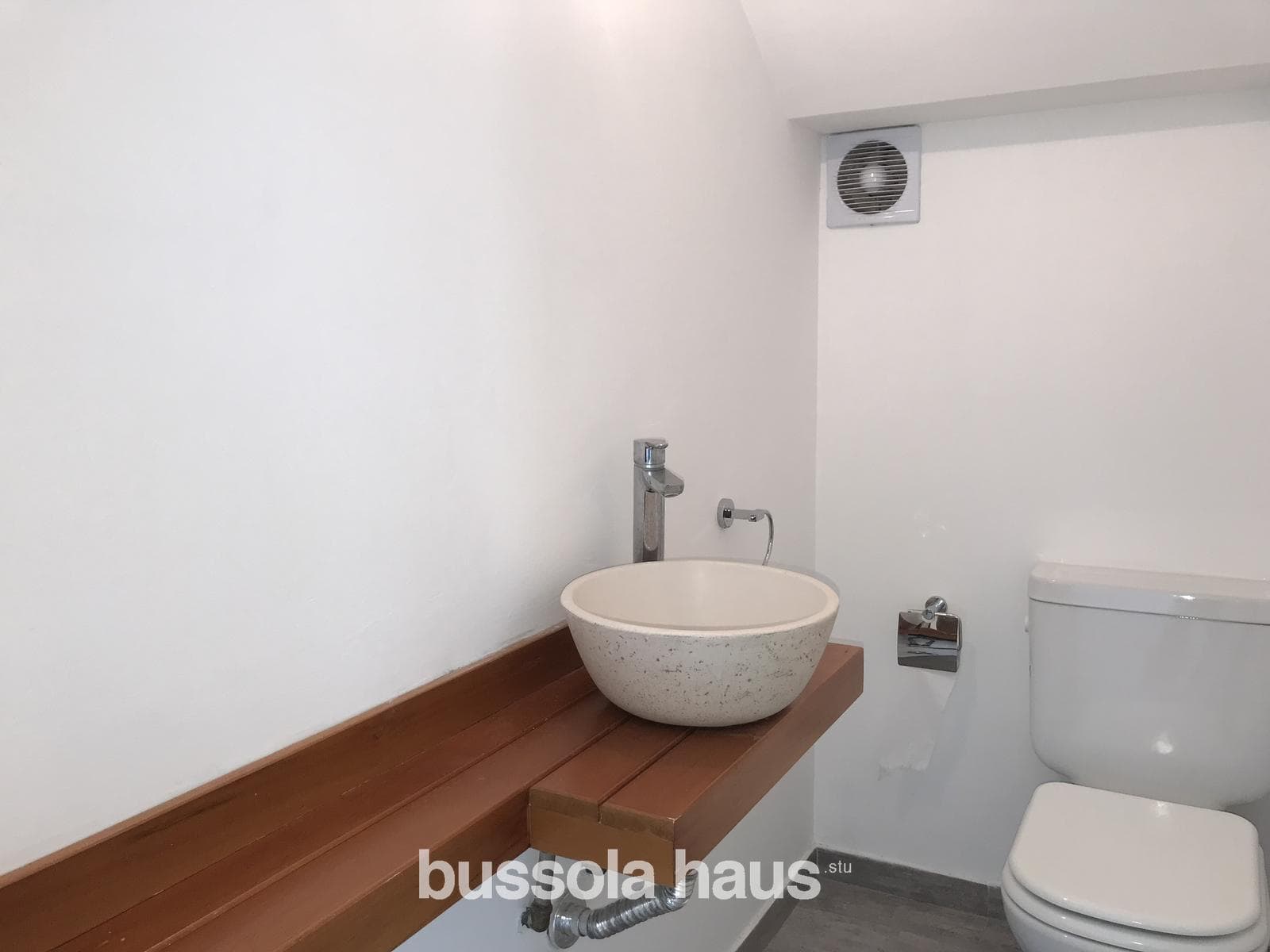 5-room house for sale overlooking the lagoon in Canton Golf