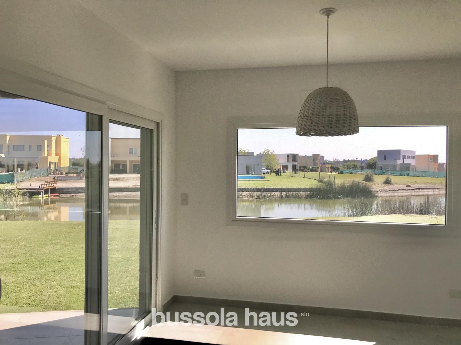 5-room house for sale overlooking the lagoon in Canton Golf