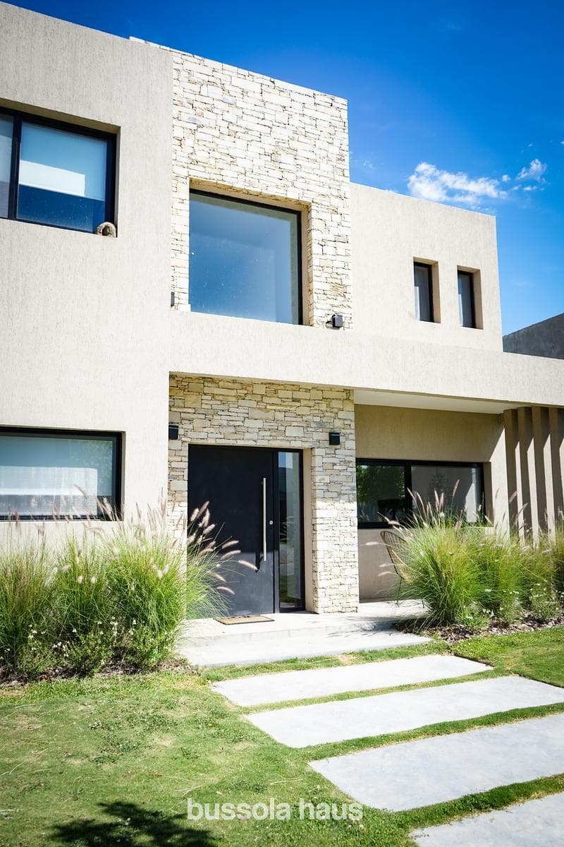 5-room house for sale with a pool in Acacias Puertos