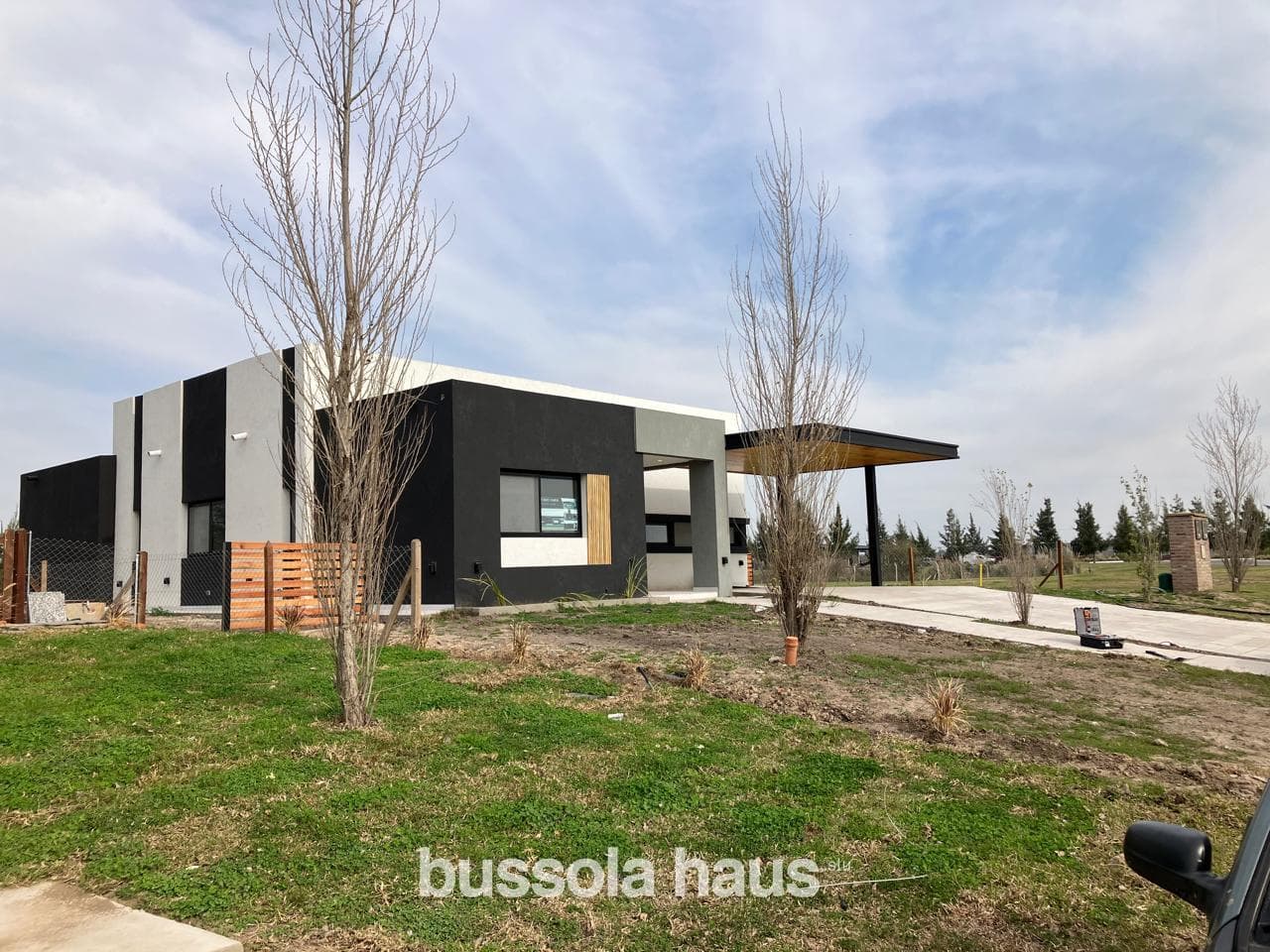 HOUSE FOR SALE IN NAUDIR ESCOBAR