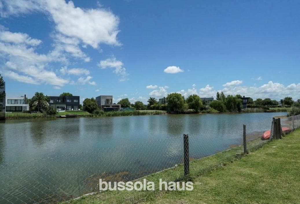 House for Sale by the Lagoon in Cantón Islas