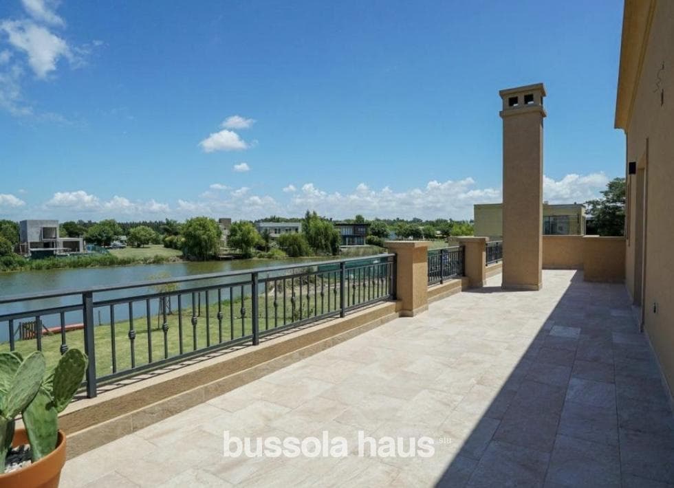 House for Sale by the Lagoon in Cantón Islas
