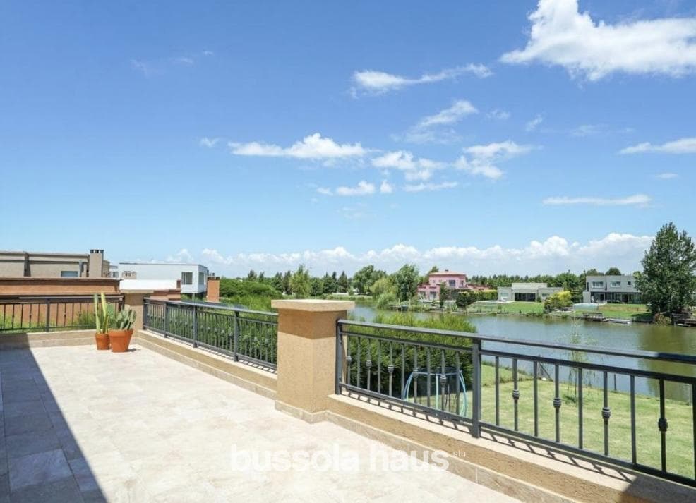 House for Sale by the Lagoon in Cantón Islas