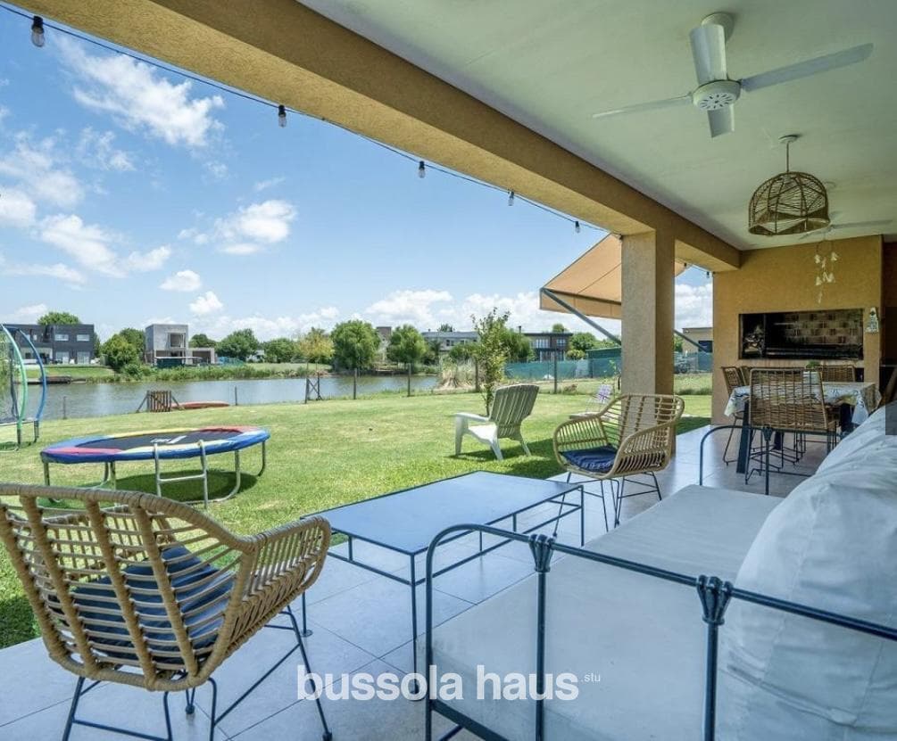 House for Sale by the Lagoon in Cantón Islas