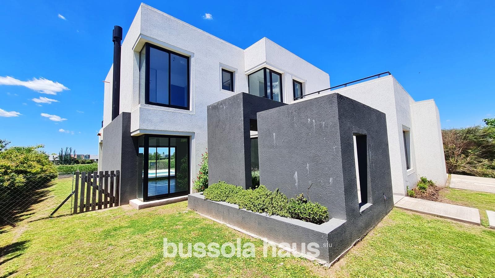 Brand-new house for sale with a view of the golf course in the Cantón neighborhood of Escobar