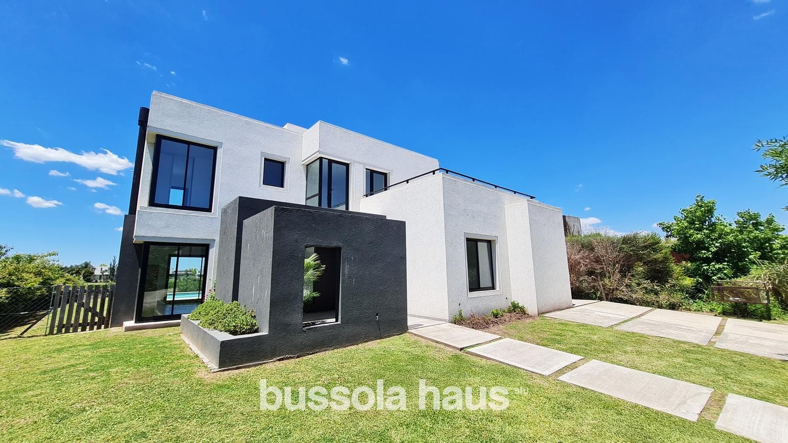 Brand-new house for sale with a view of the golf course in the Cantón neighborhood of Escobar