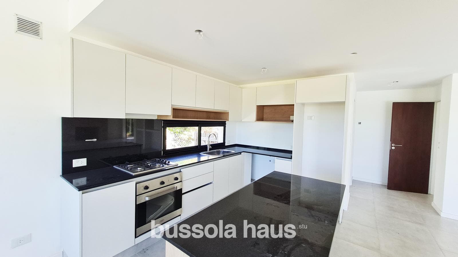 Brand-new house for sale with a view of the golf course in the Cantón neighborhood of Escobar