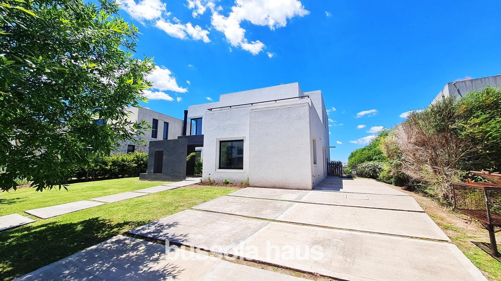 Brand-new house for sale with a view of the golf course in the Cantón neighborhood of Escobar